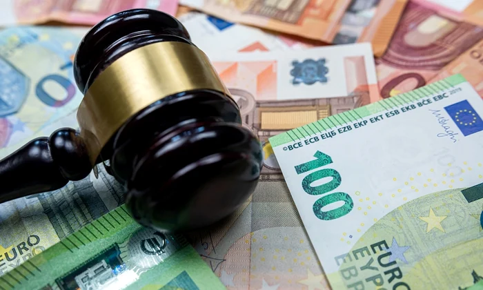 Ciocan judecător cu euro FOTO shutterstock 2353545637 jpg