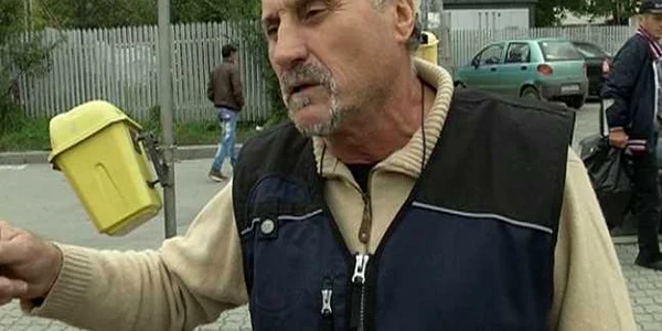 Bărbatul susţine că a fost bătut de doi poliţişti de la Secţia 2