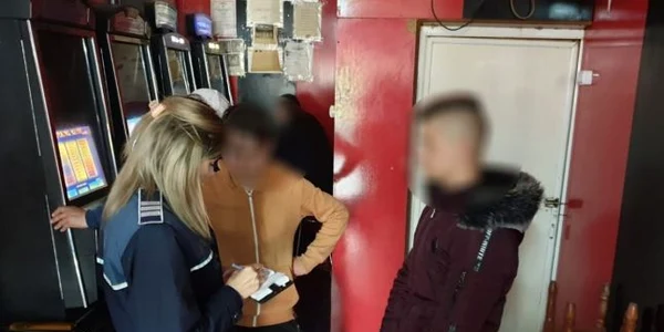 elevi in sali de jocuri de noroc