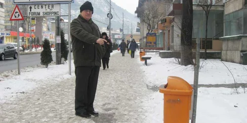 Pietrenii în vârstă speră ca amenzile drastice să-i descurajeze pe vandali să distrugă coşurile de gunoi