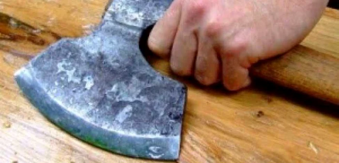 Tânărul şi-a lovit neamurile cu toporul în cap.