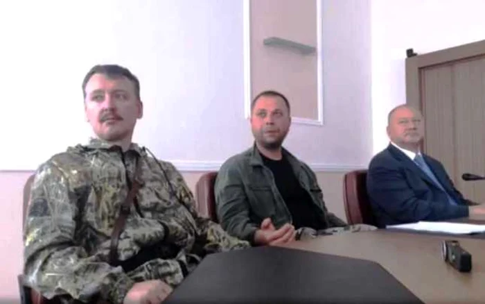 Igor Strelkov, Alexandr Borodai şi Vladimir Antiufeev au susţinut o conferinţă de presă în faţa ziariştilor ruşi FOTO dniester.ru