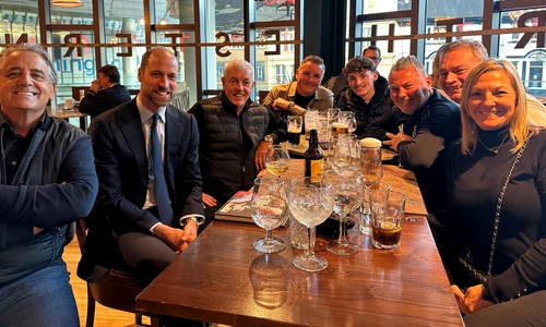 Prințul William cu suporterii  Aston Villa, Profimedia jpg