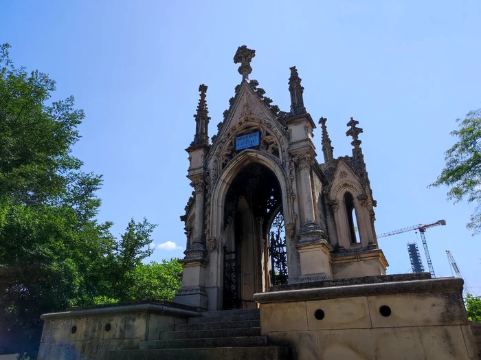 Monumentul funerar se află în curtea Bisericii Filești FOTO: C. Mazilu