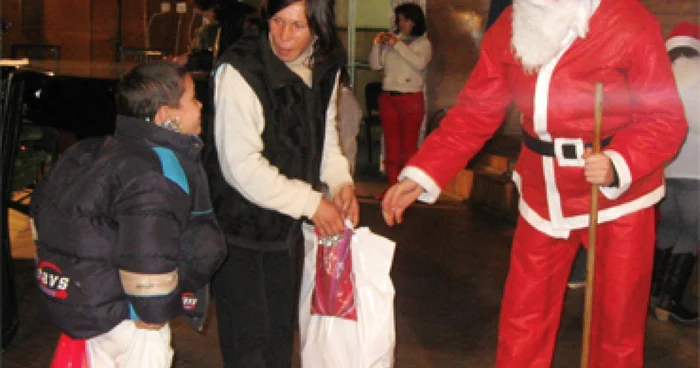 Micuţii din familii nevoiaşe s-au bucurat de darul bogat primit de la Moş Crăciun. foto: virgil lăpădatu