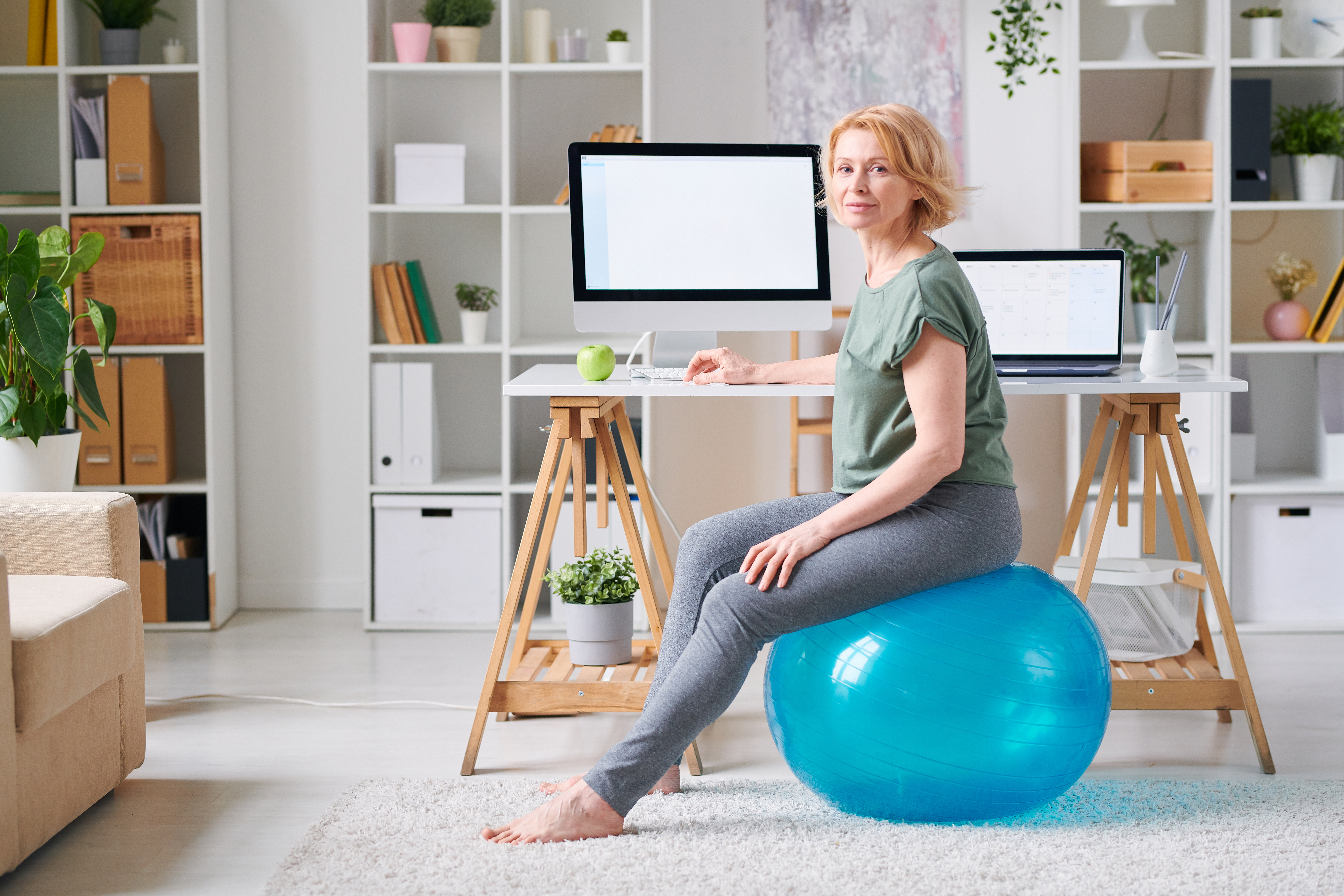 Mingea de yoga e mult mai bună decât orice scaun fix din bucătărie sau din living