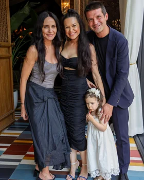 Raluca Lăzăruț cu fiica sa, Gemma, și nașii Cristi Chivu și Adelina Chivu