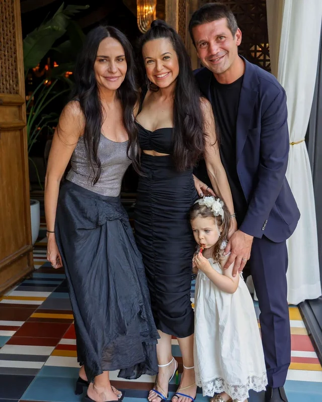 Raluca Lăzăruț cu fiica sa, Gemma, și nașii Cristi Chivu și Adelina Chivu