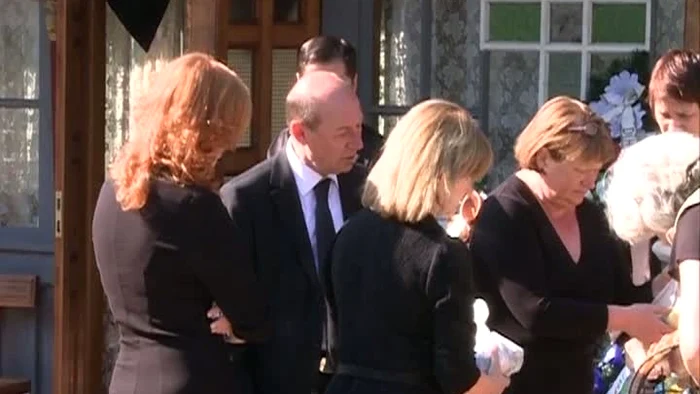 Traian Băsescu şi soţia lui, Maria, la înmormântarecaptură Romania TV