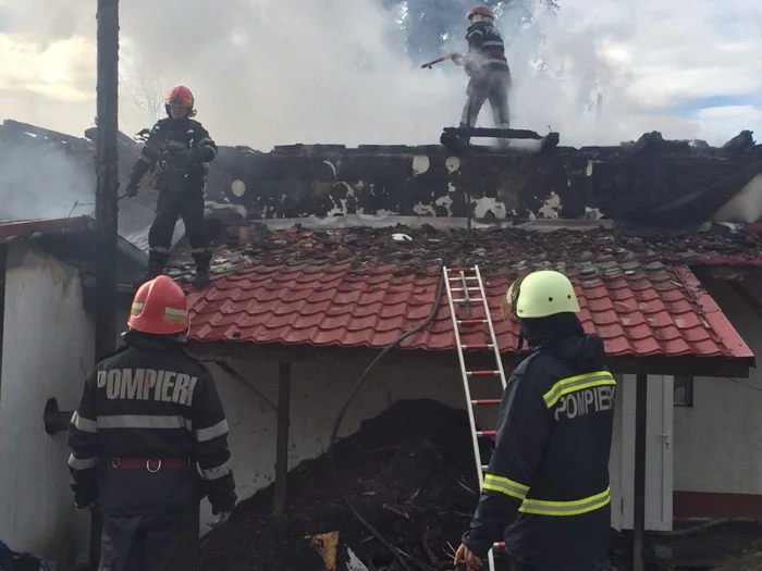 Pompierii intervin pentru stingerea incendiului FOTO: ISU Gorj