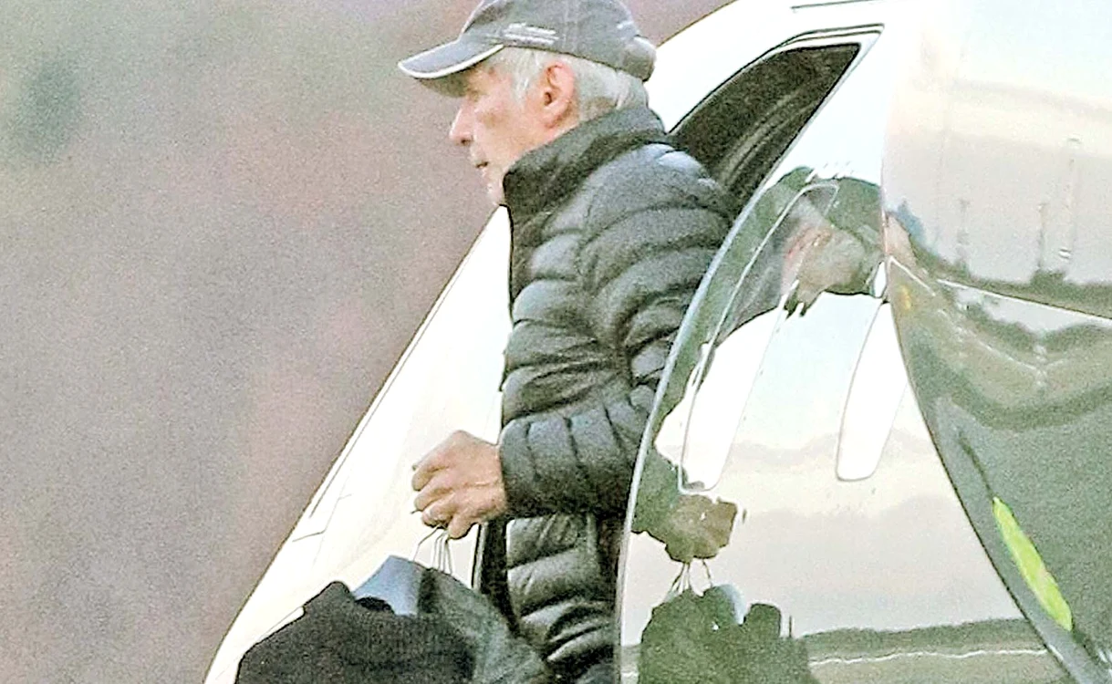 
    Harrison Ford  a aterizat  lângă Boston  ca să își ia fiul  de la colegiul  din Amherst  