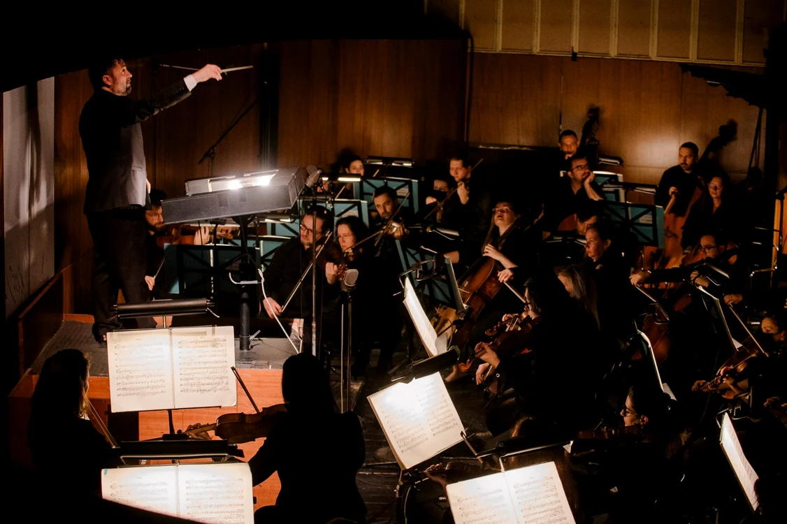 Daniel Jinga și Orchestra ONB. Foto: Andrei Grigore/ Opera Națională București 