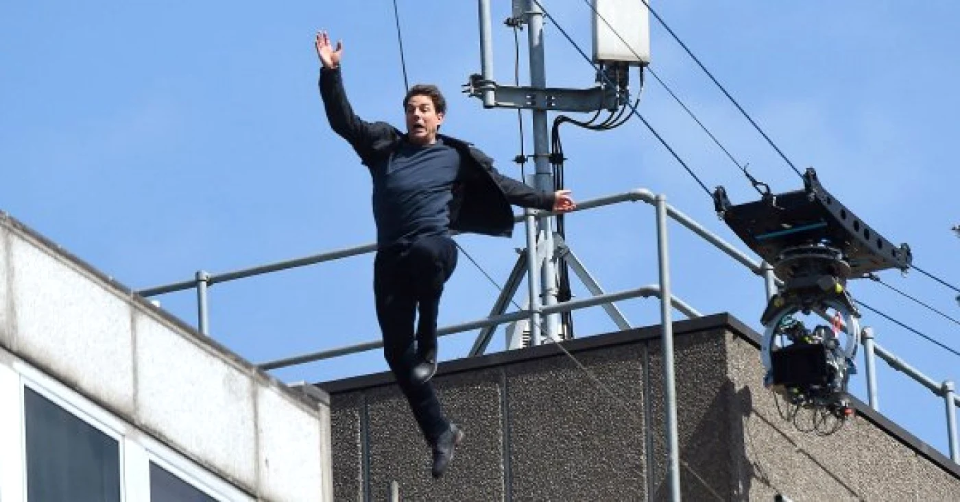 Tom Cruise preferă să îşi execute singur cascadoriile din filme, chiar dacă necesită o pregătire îndelungată