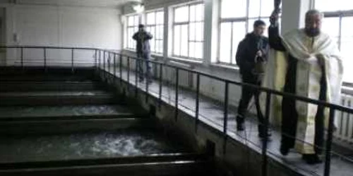 Preotul a aghezmuit cazanele în care este colectată apa