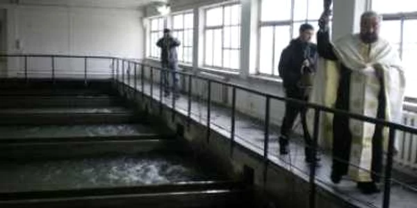 Preotul a aghezmuit cazanele în care este colectată apa