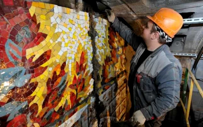 Mozaicul în nuanţe tomnatice care ascunde piţigoiul denumit „Pasărea Fericirii” din staţia de metrou „Bucureşti” din Sankt Petersburg FOTO mr7.ru