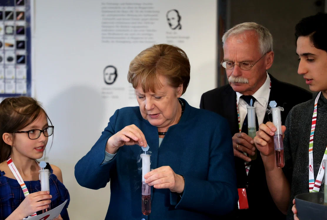 Cancelarul german a făcut experimente alături de studenții de la „Junior University”