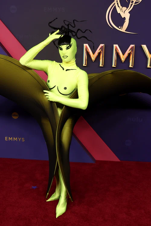 Nymphia Wind s-a îmbrăcat într-o insectă verde, la Premiile Emmy 2024