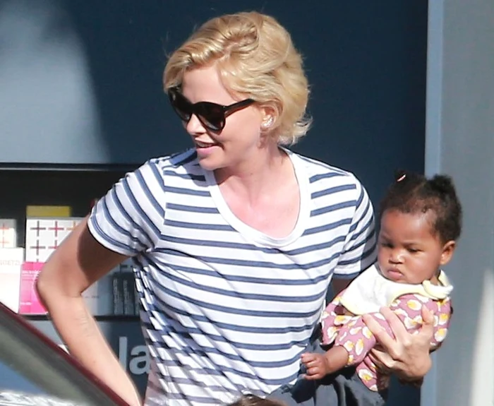 Charlize Theron și fiica sa adoptivă, August, s-au întâlnit cu un bărbat misteriosfoto: Hepta