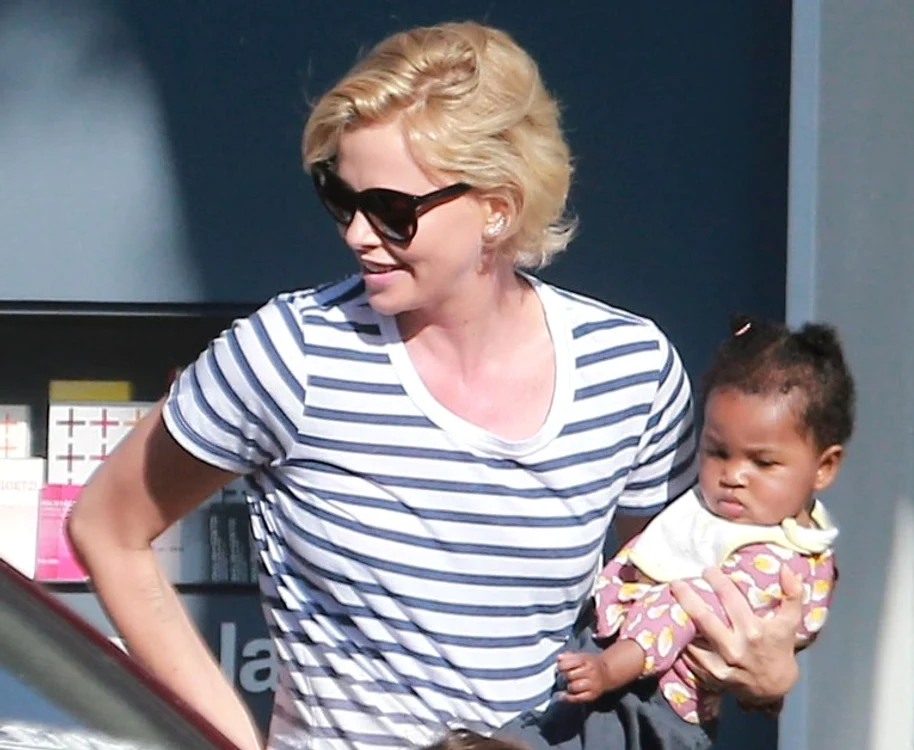 
    Charlize Theron și fiica sa adoptivă, August, s-au întâlnit cu un bărbat misteriosfoto: Hepta  