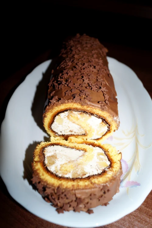 Ruladă cu mascarpone şi ananas