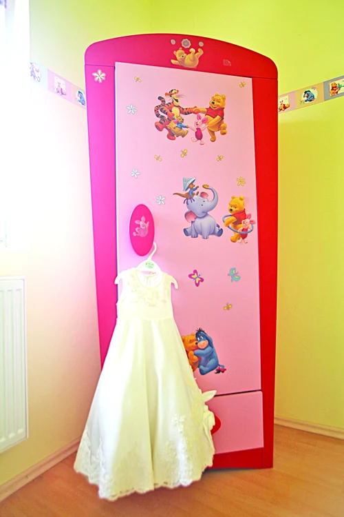 Iată dulăpiorul colorat şi rochiţa preferată ale Teresei