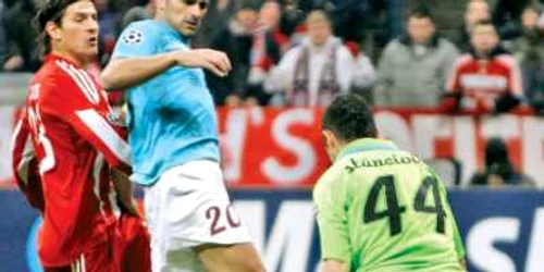 Cadu a tras în Gomez la faza golului trei marcat de Bayern  