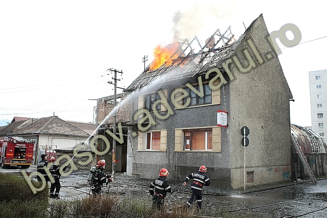 Flăcările au depăşit trei metri înălţime. Foto: Bogdan Crăciun