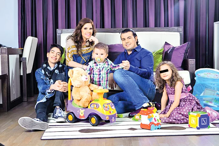 
    Angelica Constantin și concubinul au susținut ieri, la tribunal, că sunt în stare s-o crească pe Măriuca, dar nu pot dovedi acest lucru. Angelica Constantin ar putea ajunge pe mâna medicilor pentru a se stabili dacă e capabilă să o crească  