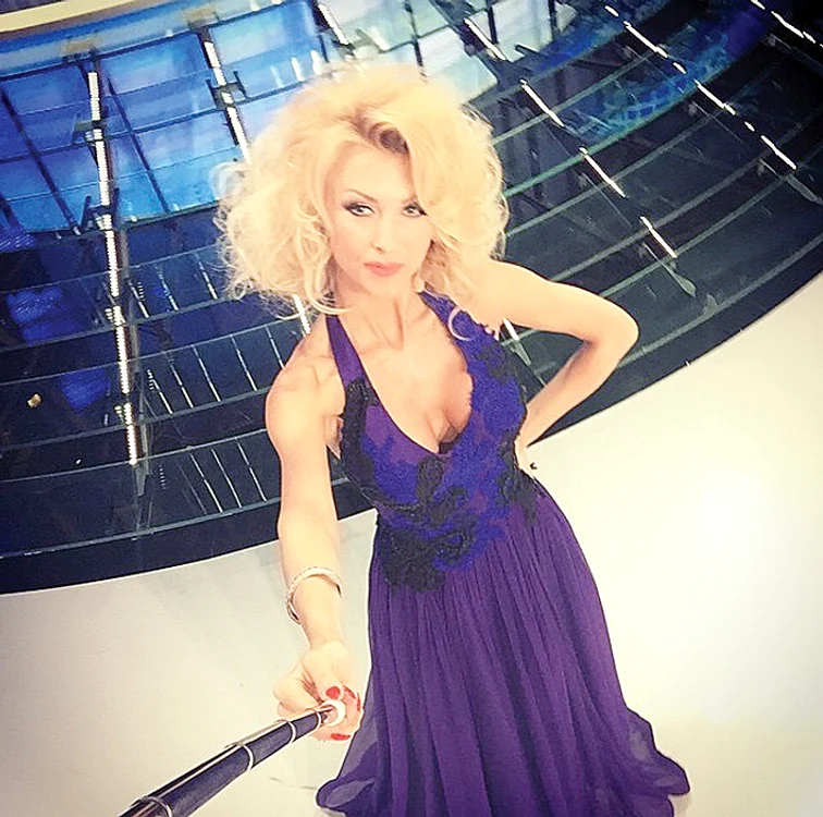 
    Andreea Bălan  a slăbit și are un  șanț între sâni  