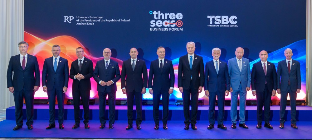 România trebuie să joace un rol activ într-un context global instabil, a transmis Bolojan la summitul Inițiativei celor Trei Mări