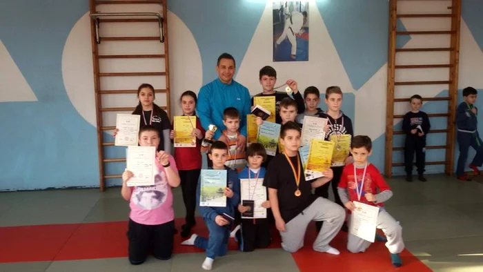Clubul Sportiv Rizea Wushu s-a întors cu 13 medalii de la ultimul Campionat Naţional Wushu Kung-fu