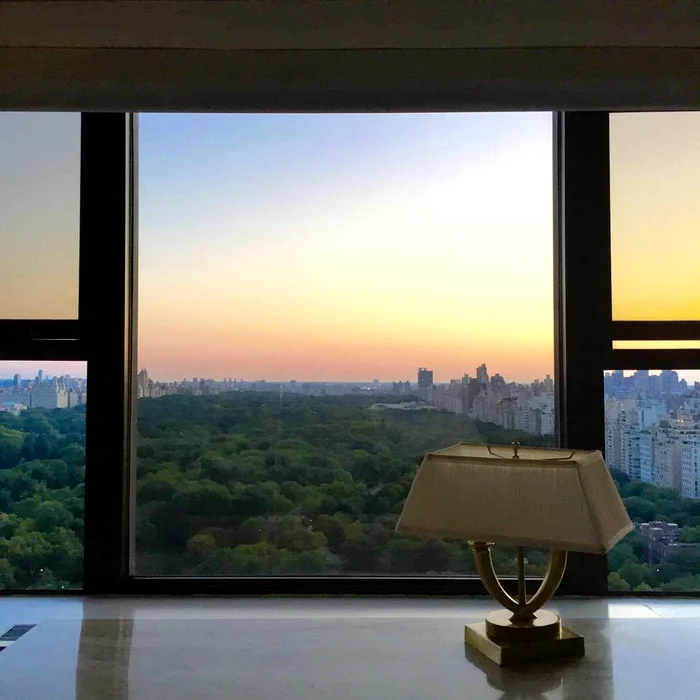 Asta văd Radu Vâlcan şi Adela Popescu din camera în care s-au cazat în luna de miere