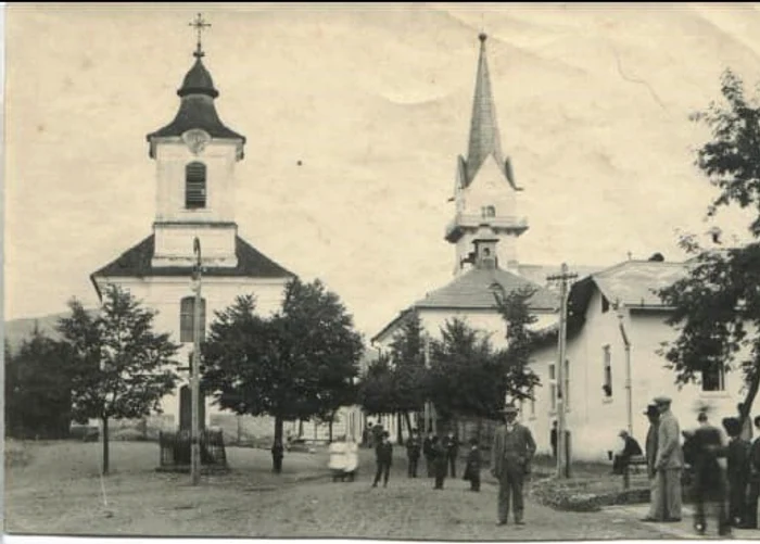 In prim plan prima Biserica construita in Viseu De Sus, de cult Romano Catolic, iar in stanga Biserica Catolica Sf Ana jpg jpeg