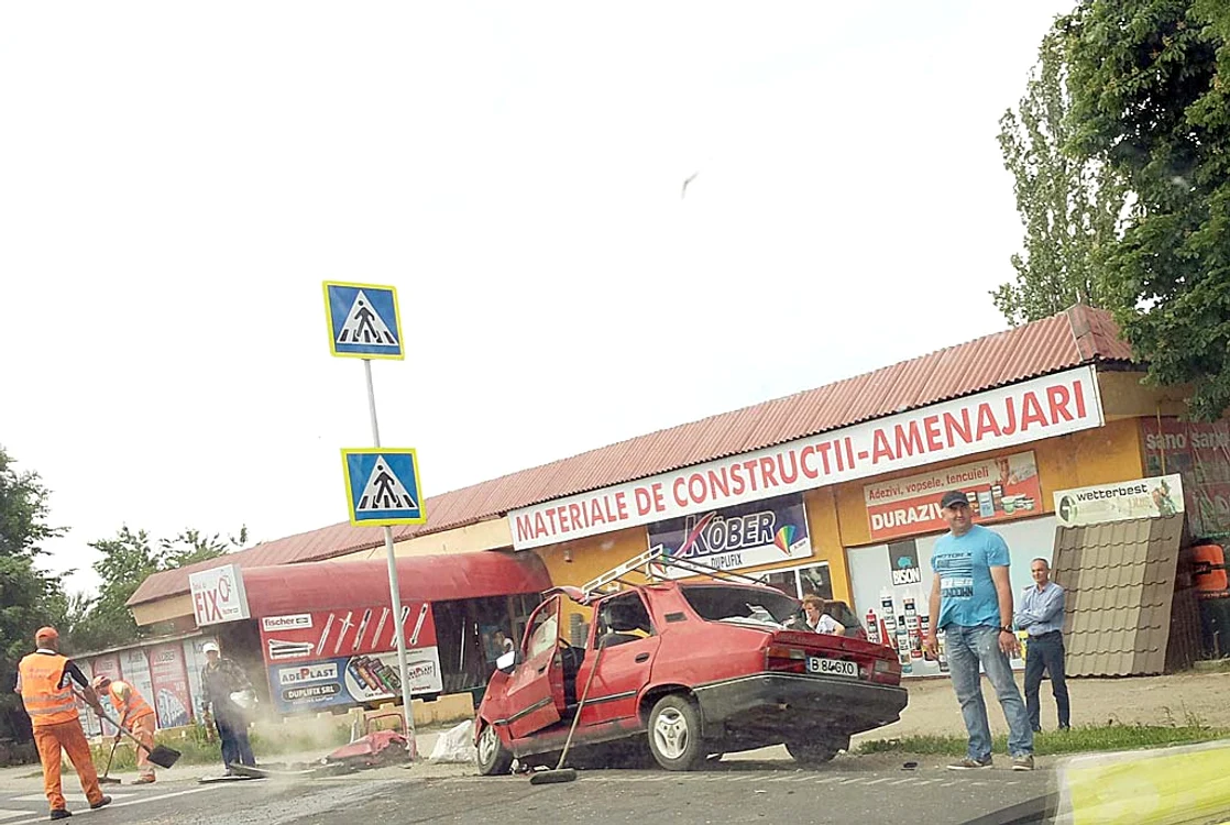Dacia implicată în accidentul de la Tâncăbeşti s-a făcut praf