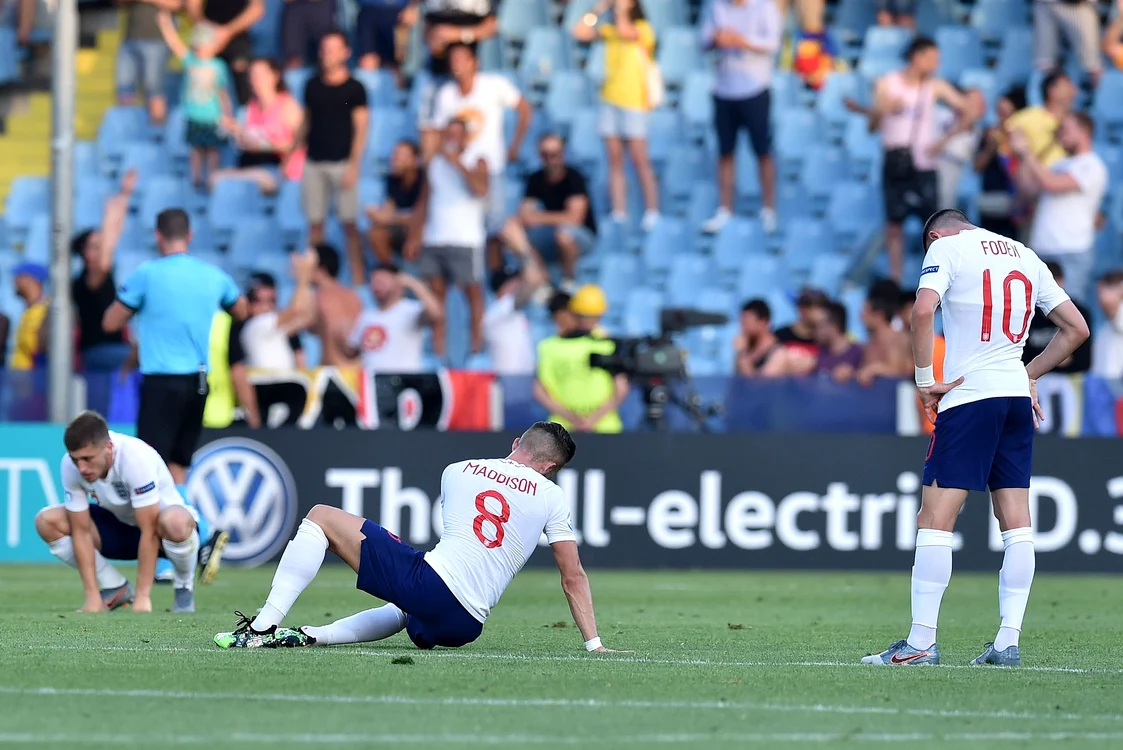 
    Jucătorii englezi, dărâmați la finalul meciului cu RomâniaFoto: Guliver/ GettyImages  