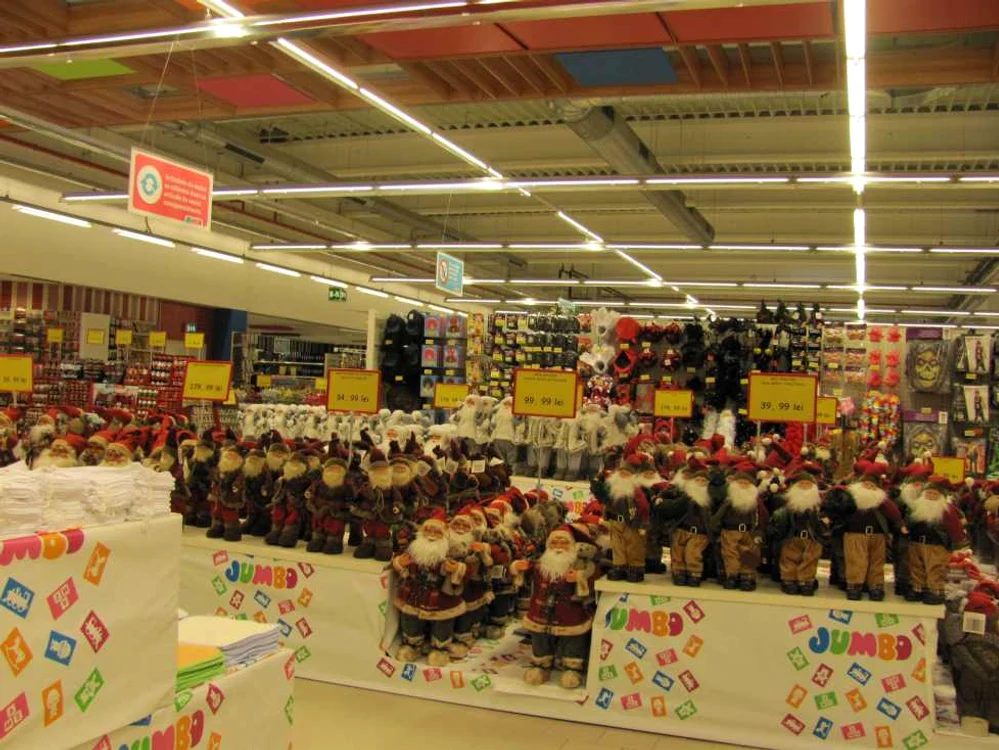 Ofertă foarte bogată de produse pentru copii la Jumbo FOTO: Ştefan Both