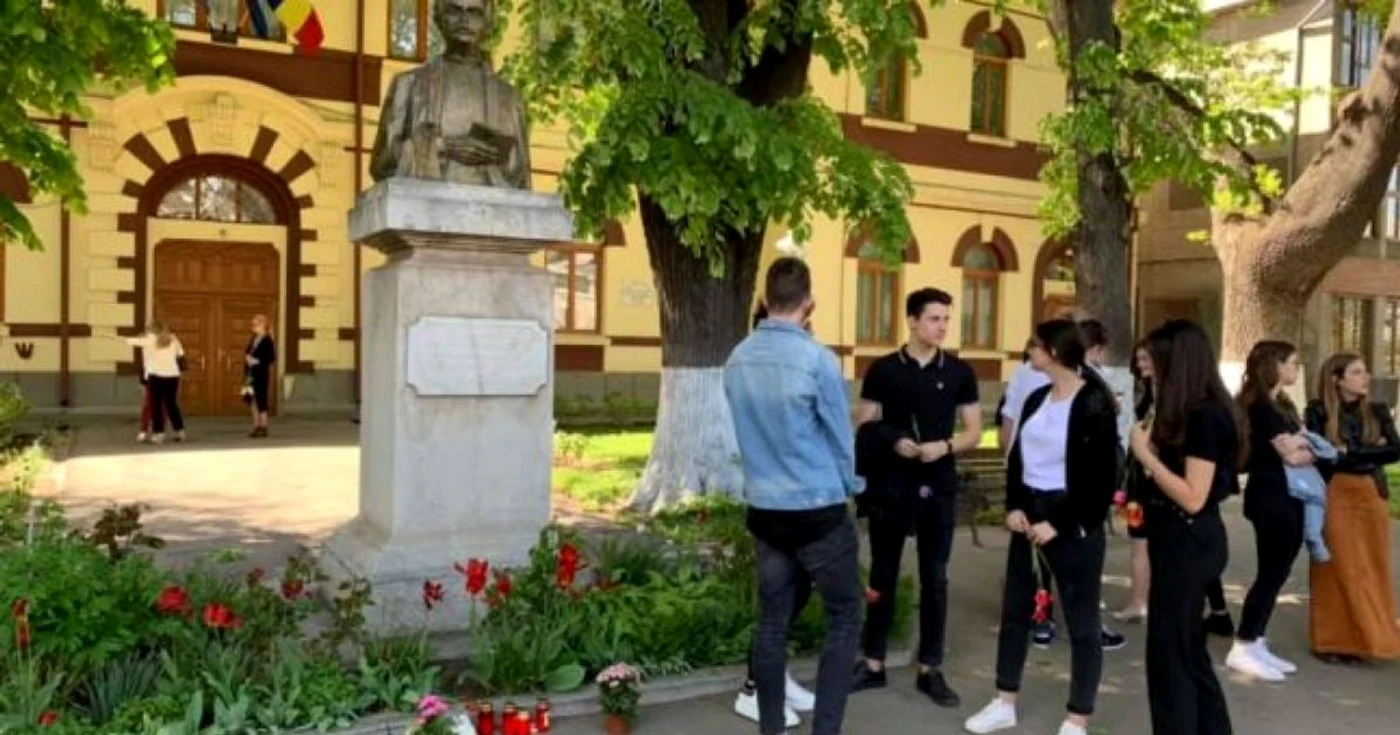 Colegii lui Matei adunaţi în curtea liceului pentru a-i aduce un ultim omagiu FOTO Romeo Zamfir