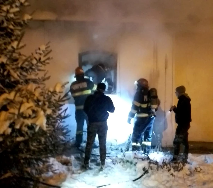 
    Biserica din satul tudor Vladimirescu a ars aproape în totalitateFOTO: news.ro  