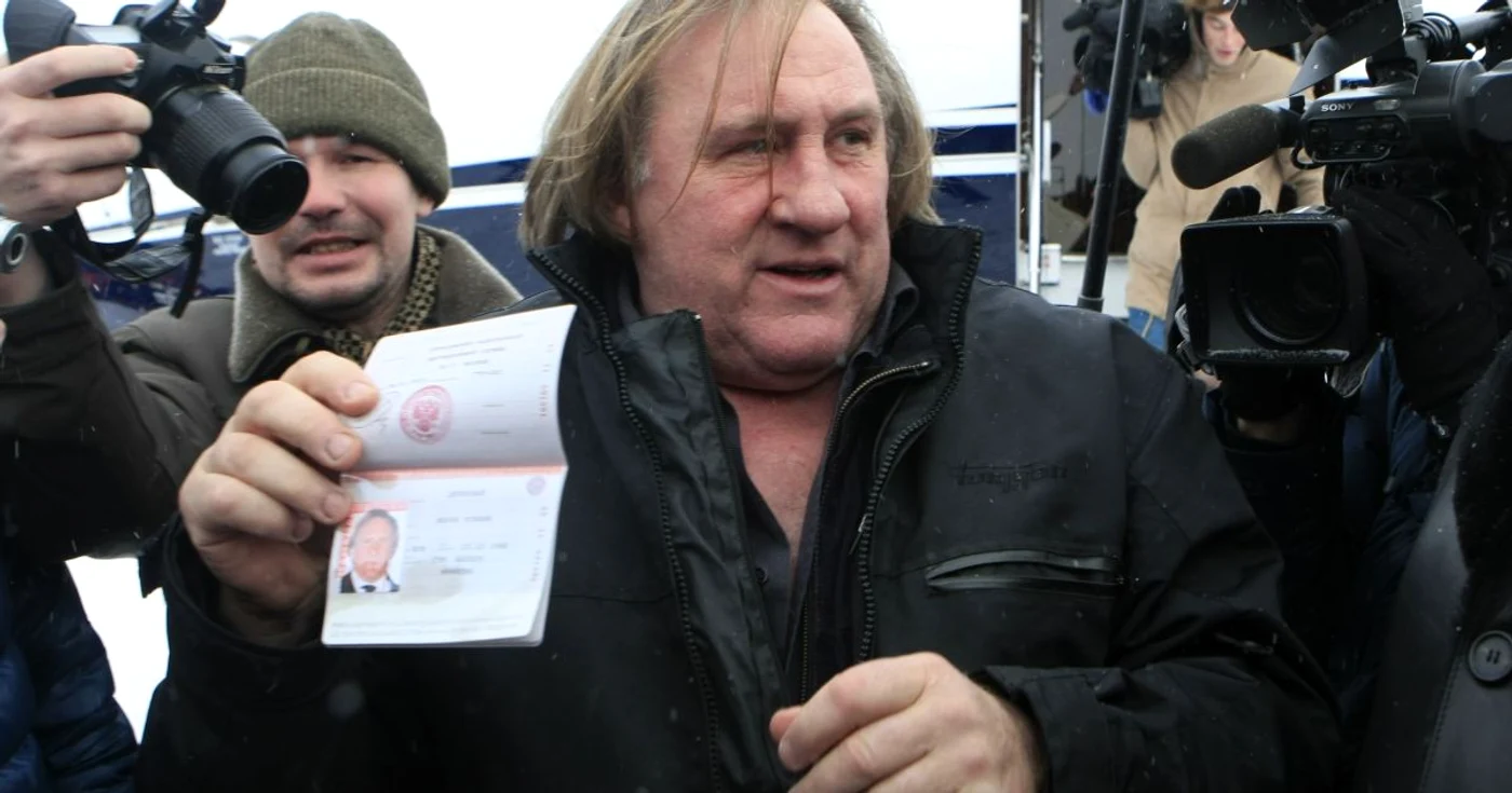 Gerard Depardieu cu noul paşaport rus, ce i-a fost înmânat chiar de Vladimir Putin FOTO Reuters
