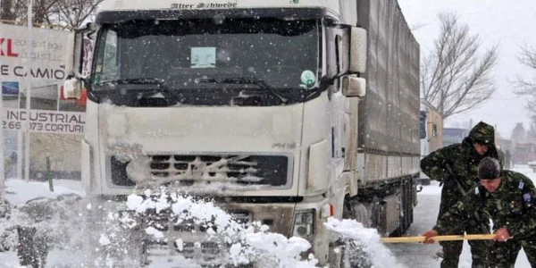 Viscolul din primele trei luni ale anului a blocat activităţile din economie, iar statul a ajutat prea puţin la deblocarea acestora