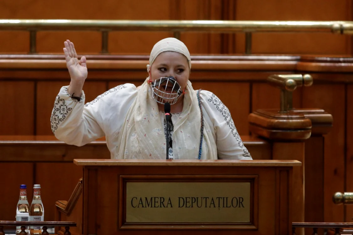 
    Diana Șoșoacă a făcut din nou spectacol în Parlament Sursă foto: Inquam Photos/George Călin   