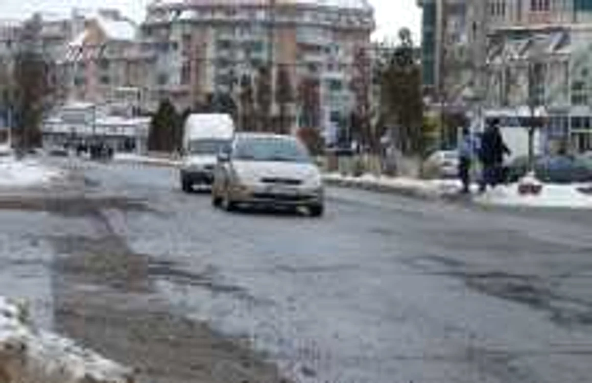 Pînă la primăvară şoferii vor fi nevoiţi să facă slalom cu maşinile  printre gropile din asfalt