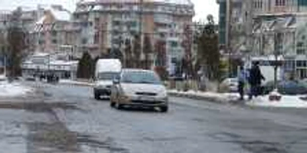 Pînă la primăvară şoferii vor fi nevoiţi să facă slalom cu maşinile  printre gropile din asfalt