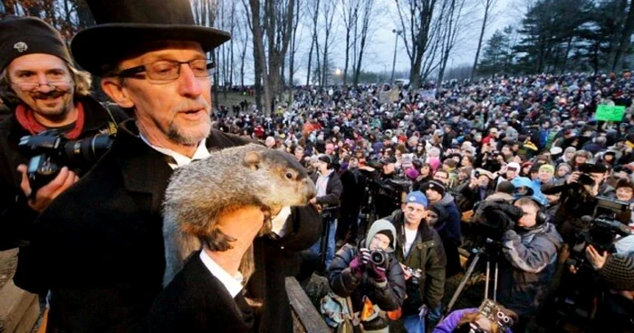 Punxsutawney, oraşul din statul american Pennsylvania care a devenit faimos pentru cârtiţa prezicătoare de vreme, respectă cu sfinţenie această tradiţie încă din anii 1800. FOTO: twitter.com/KAKEnews