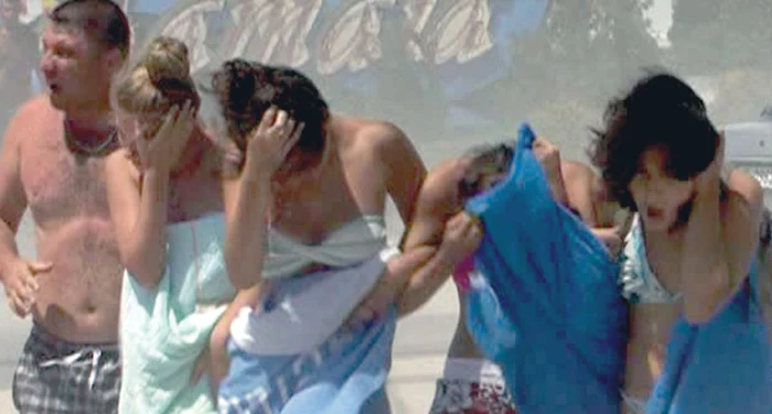 Furtună de nisip şi valuri de doi metri înălţime