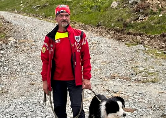 Salvamontiștii și celelalte echipaje de intervenție îl caută pe bărbat