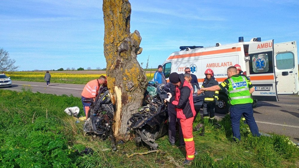 Accident fatal pe DN38: o tânără a murit după ce a intrat cu mașina în copac la 130km/h