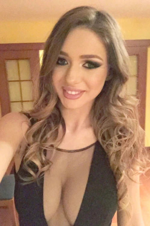 Laura Dincă refuză să poarte sutien la rochiile decoltate, de seară