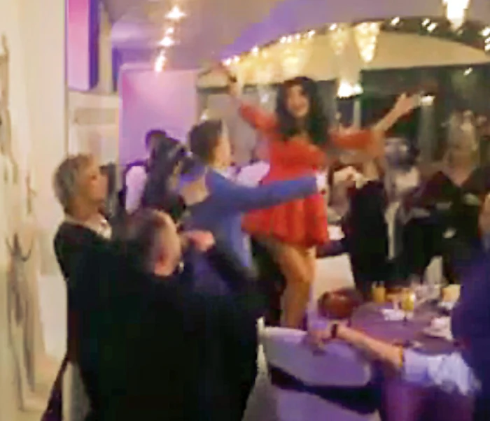 Andreea s-a dat în stambă la cheful de vineri